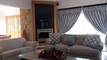 Platt-tv och eldstad