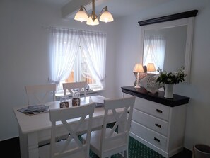 House, Non Smoking | In-room dining
