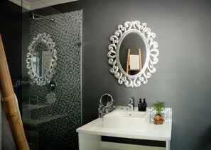 Double Room (King) | Bathroom