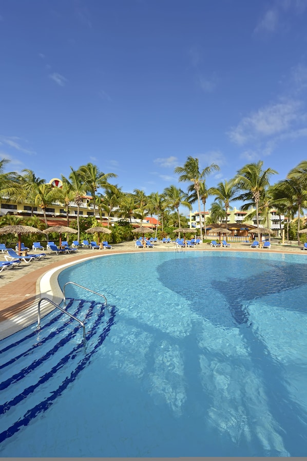 2 outdoor pools, pool umbrellas