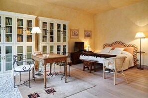 Suíte | Roupas de cama premium, escrivaninha, berços grátis, Wi-Fi de cortesia