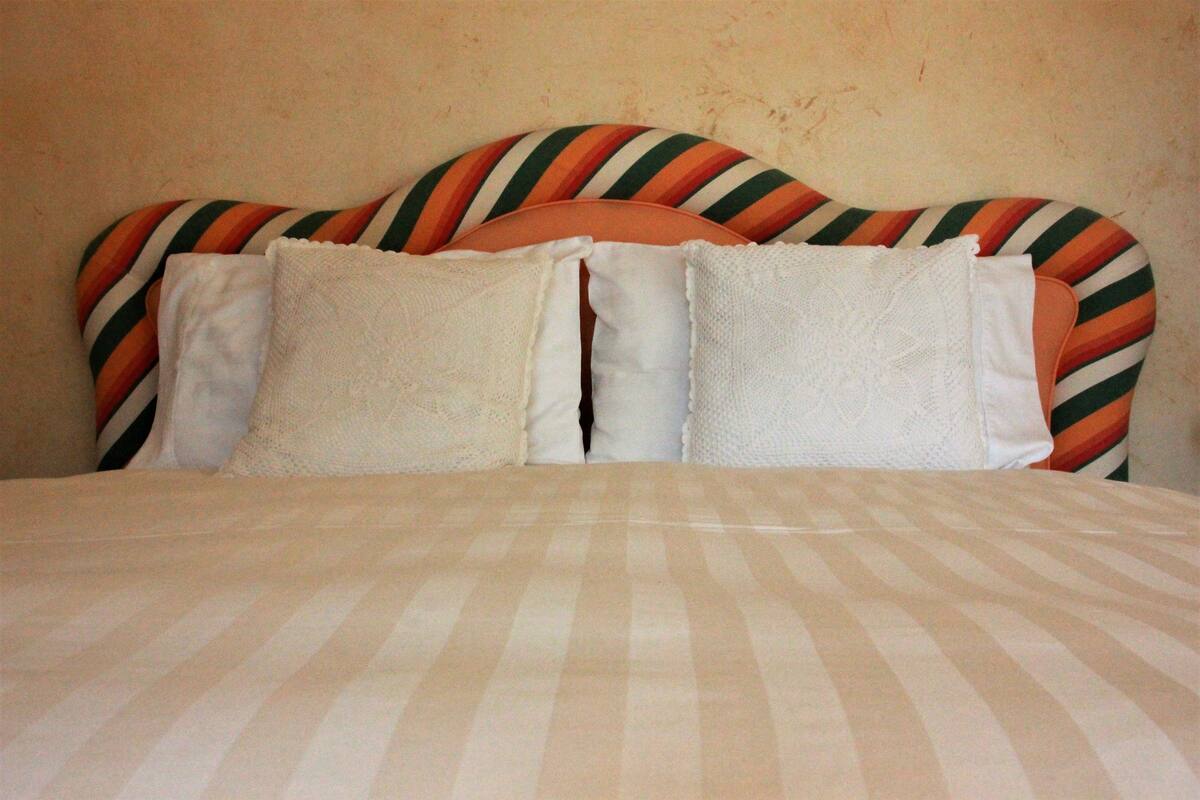 Suíte | Roupas de cama premium, escrivaninha, berços grátis, Wi-Fi de cortesia