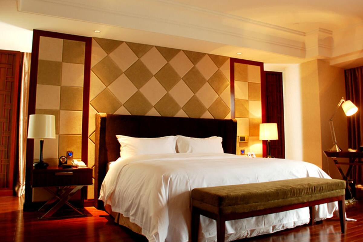 Suite – deluxe | Minibar, safe på rommet, skrivebord og blendingsgardiner
