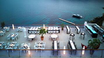 2 restaurantes, se sirven comidas, cenas y cocina griega