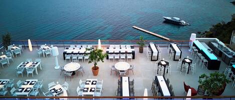 2 restaurants servant le déjeuner et le dßner, plats Cuisine grecque