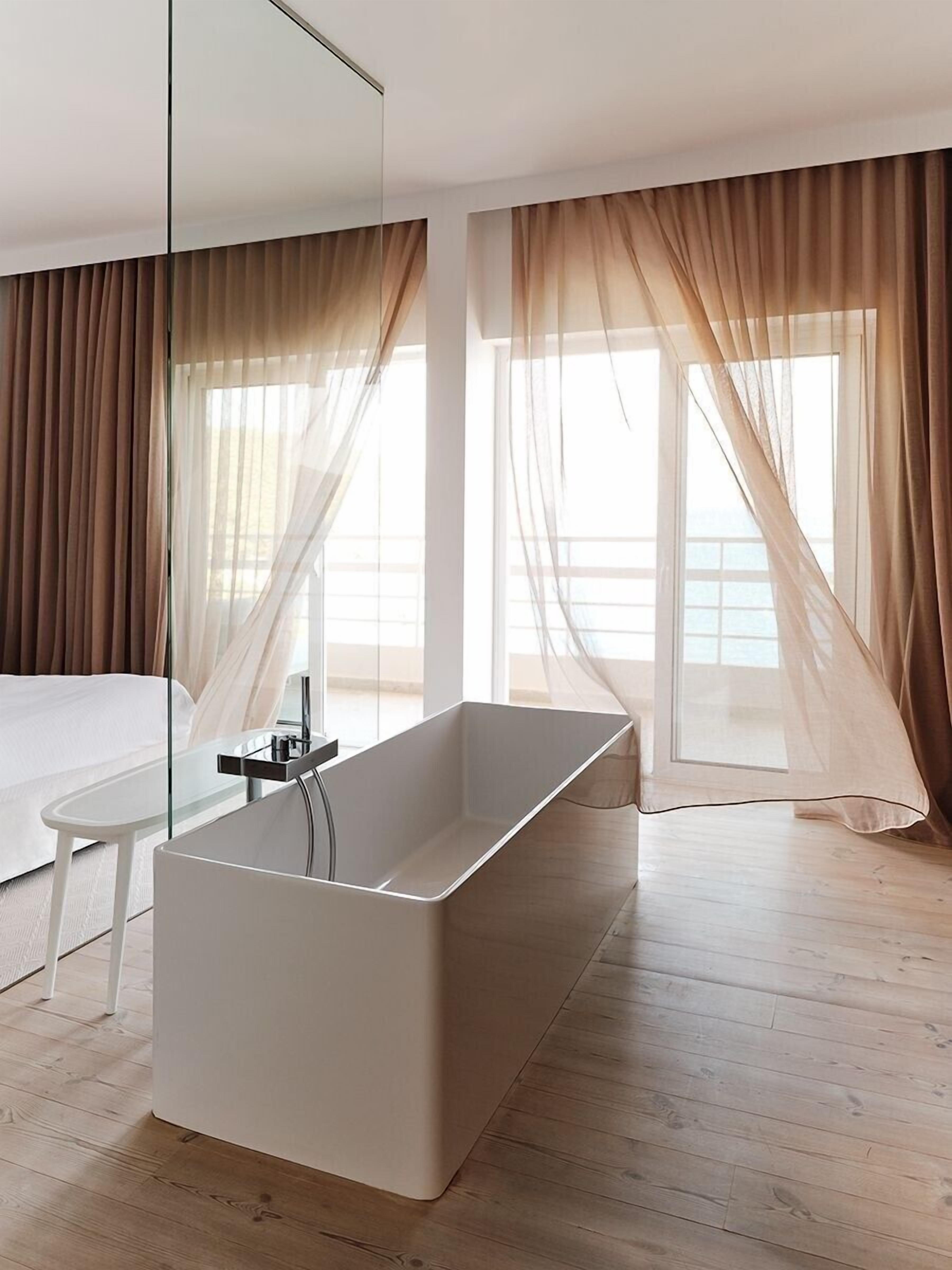 Executive suite | Een minibar, een kluis op de kamer, gratis kabelinternet