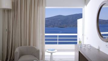 Minibar, in-room safe