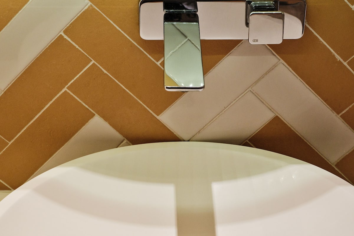 executive suite | bathroom | free toiletries, hair dryer, towels