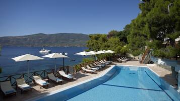 2 albercas al aire libre, sombrillas en la alberca y camastros