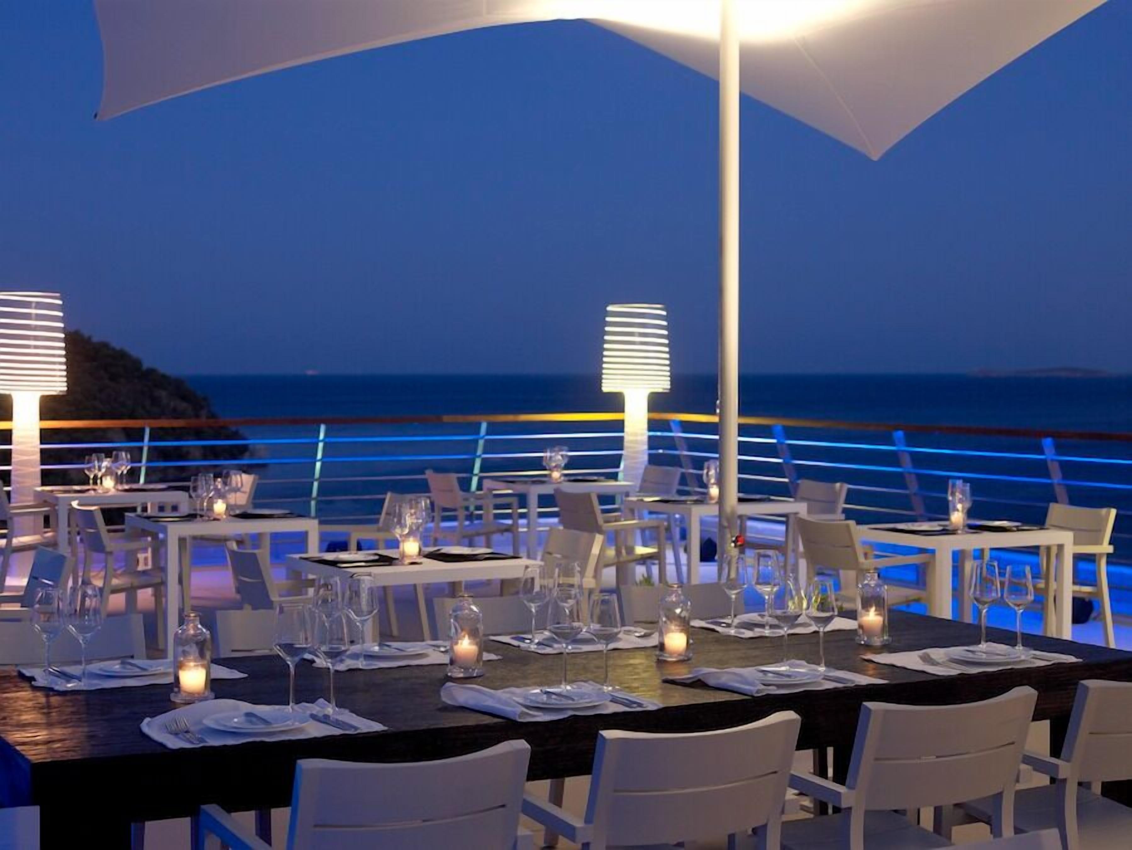 2 restaurants, lunch, dinner served; greek cuisine