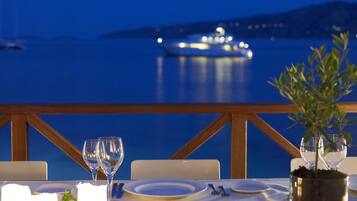 2 restaurantes, se sirven comidas, cenas y cocina griega