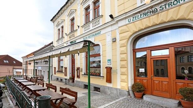 Un hôtel doté d’une terrasse et d’un panneau indiquant la présence d’un restaurant.