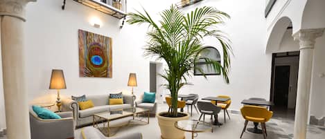 Télévision à écran plat de 32 pouces avec chaßnes numériques, télévision