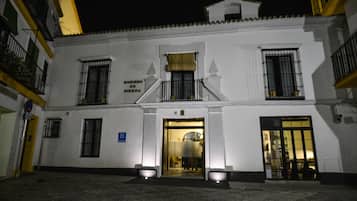 Façade de lâhĂ©bergement - soirĂ©e/nuit