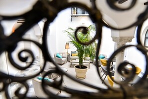 Télévision à écran plat de 32 pouces avec chaînes numériques, télévision