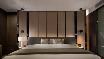 Business Single Room, 1 King Bed, City View | Minibar, in-room safe, desk, blackout drapes