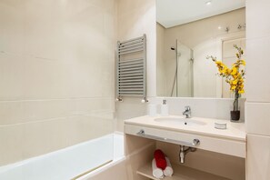 Apartamento Deluxe, 2 habitaciones, cocina, vistas a la ciudad | Baño | Toallas