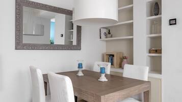 Apartamento Deluxe, 2 habitaciones, cocina, vistas a la ciudad | Comedor
