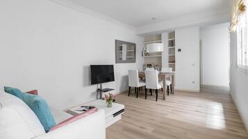Apartamento Deluxe, 2 habitaciones, cocina, vistas a la ciudad | Zona de estar | Una televisión de pantalla plana, libros