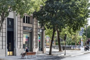 Un bâtiment sur lequel on peut lire l’inscription « ABAJ ».