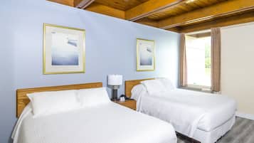 Room, 2 Double Beds (Cottage Style Unit) | Ropa de cama de alta calidad, escritorio y cortinas blackout