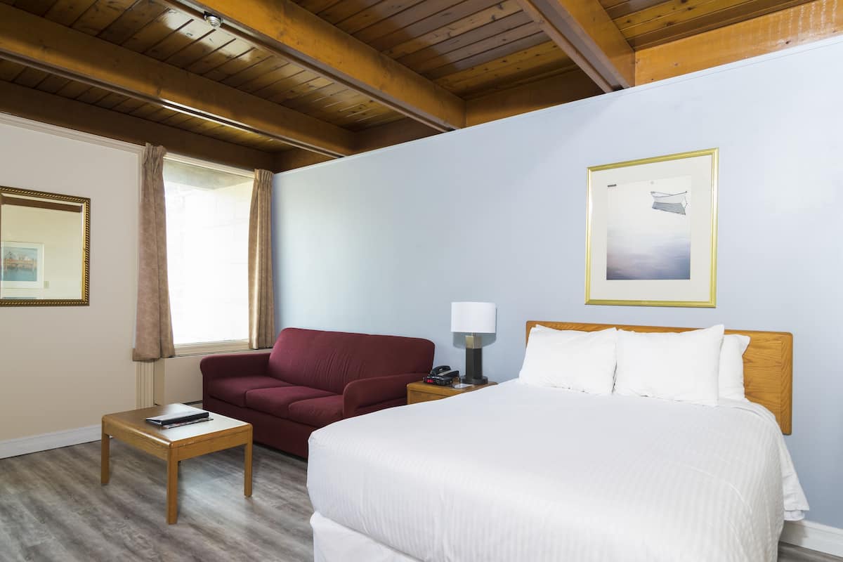 Cottage, 1 letto matrimoniale con divano letto (Separate Building) | Biancheria da letto di alta qualità, una scrivania, tende oscuranti