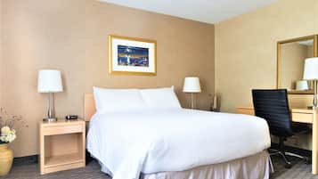 Roupas de cama premium, escrivaninha, cortinas blackout
