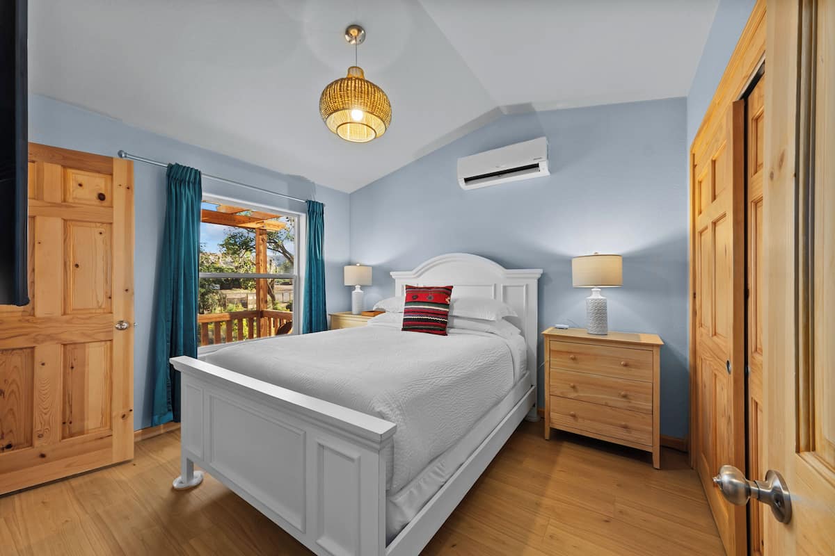 Cottage C (full kitchen/washer-dryer) | Pillowtop beds, blackout drapes, WiFi (free), individually decorated