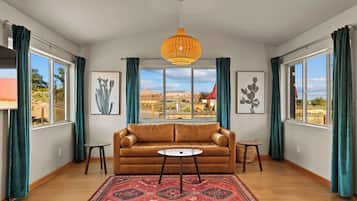 Cottage C (full kitchen/washer-dryer) | Living area