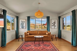 Cottage C (full kitchen/washer-dryer) | Living area