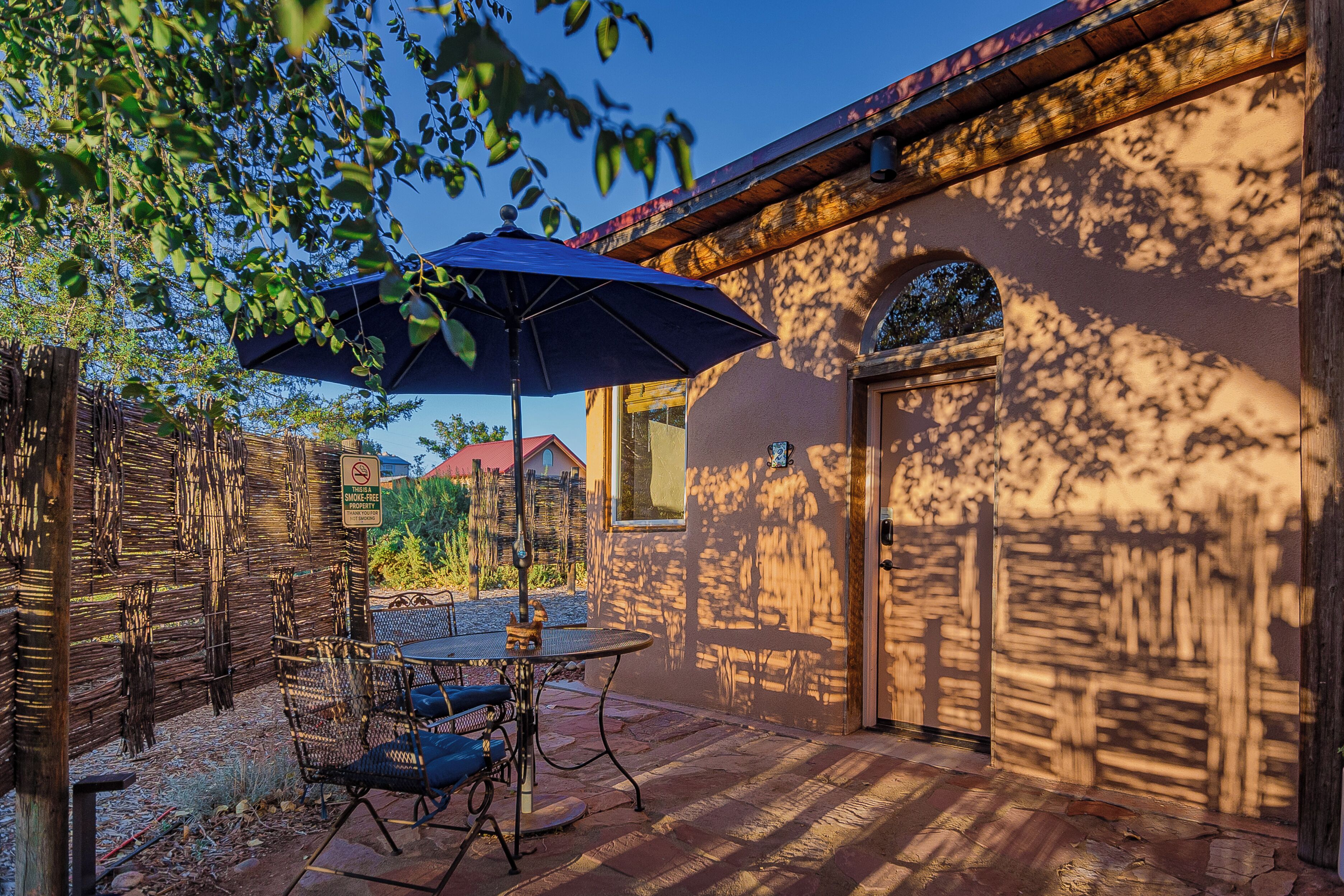 Studio 2 (no pets) | Hiên