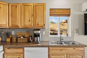 Cottage C (full kitchen/washer-dryer) | Private kitchen