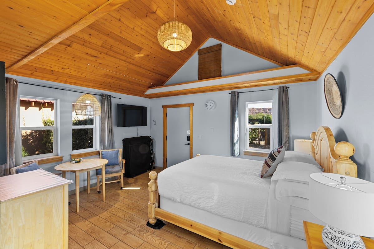 Cottage B (Washer/Dryer) | Pillowtop beds, blackout drapes, WiFi (free), individually decorated