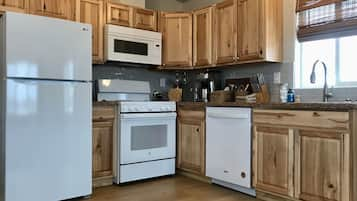 Cottage C (full kitchen/washer-dryer) | Private kitchen