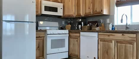 Cottage C (full kitchen/washer-dryer) | Private kitchen