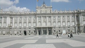 Ein großes, historisches Gebäude mit einer symmetrischen Fassade, großen Fenstern und einem zentralen Eingang.