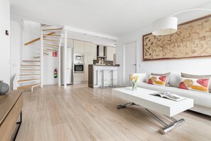 Luxe maisonnette, 3 slaapkamers, keuken, uitzicht op de stad | Woonkamer | Televisie en boeken