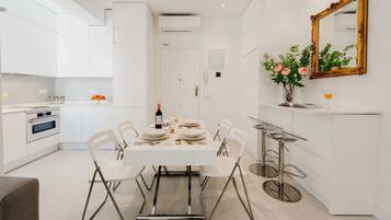 Apartamento de lujo, 3 habitaciones, accesible para personas con discapacidad | Servicio de comidas en la habitación