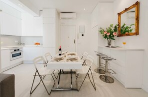 Luxury-Apartment, 3 Schlafzimmer, barrierefrei | Essbereich im Zimmer