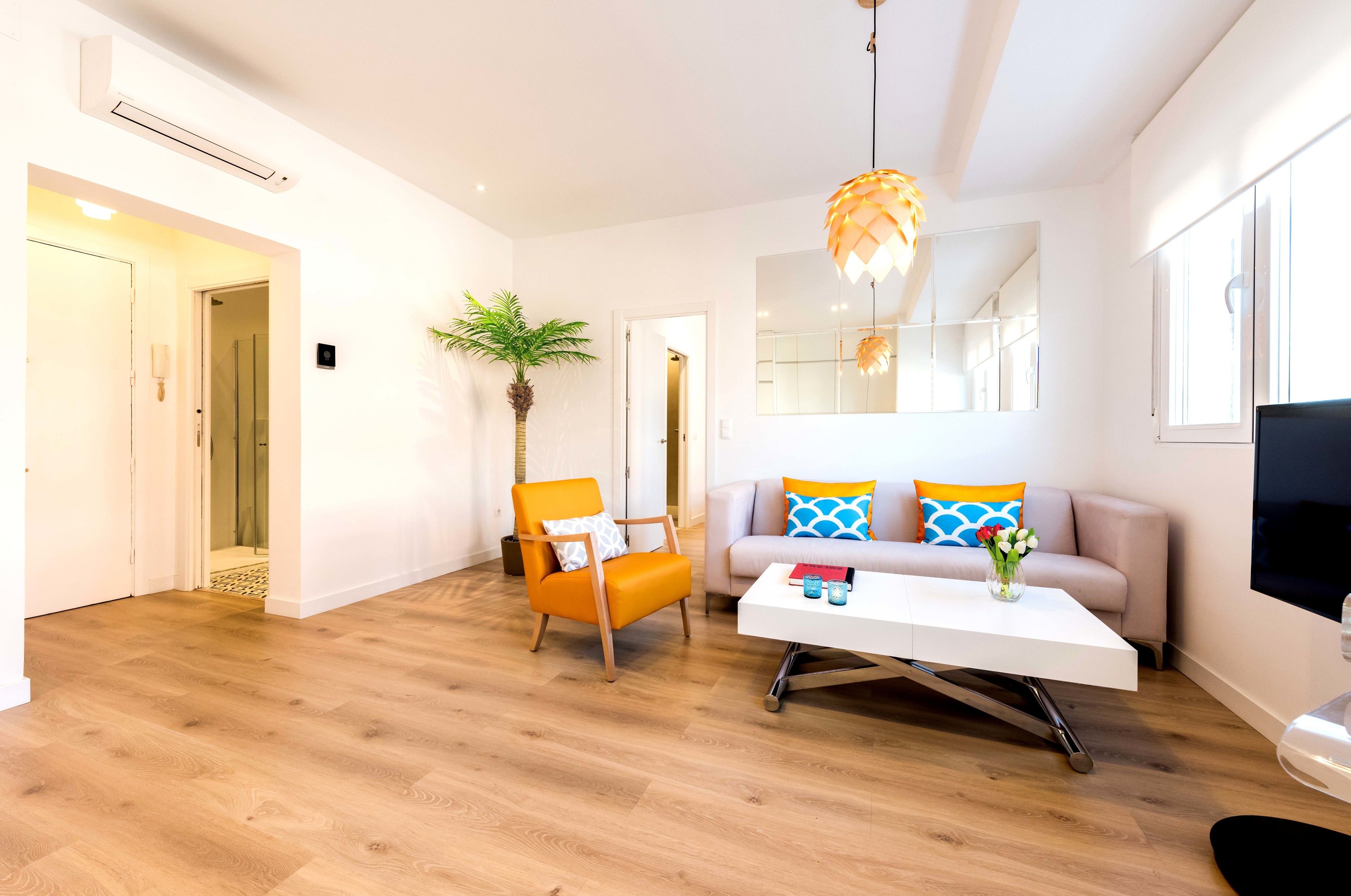 Deluxe Apartment, 3 Bedrooms, Accessible, Kitchen | Living room | TV, books