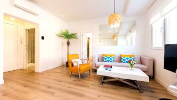 Deluxe Apartment, 3 Bedrooms, Accessible, Kitchen | Living room | TV, books