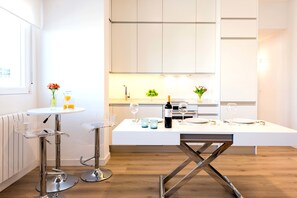 Deluxe Apartment, 3 Bedrooms, Accessible, Kitchen | Private kitchen | Fridge, dining tables