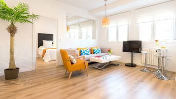 Deluxe Apartment, 3 Bedrooms, Accessible, Kitchen | Living room | TV, books