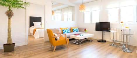 شقة ديلوكس - ٣ غرف نوم - تجهيزات لذوي الاحتياجات الخاصة - بمطبخ | غرفة المعيشة | تلفزيون، كُتُب