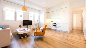 Deluxe Apartment, 3 Bedrooms, Accessible, Kitchen | Living room | TV, books