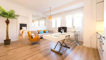 Deluxe Apartment, 3 Bedrooms, Accessible, Kitchen | Living room | TV, books