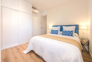 Deluxe-Apartment, 3 Schlafzimmer, barrierefrei, Küche | 3 Schlafzimmer, Bettwäsche aus ägyptischer Baumwolle