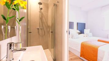 Deluxe Apartment, 3 Bedrooms, Accessible, Kitchen | 3 bedrooms, Egyptian cotton sheets, premium bedding, down comforters