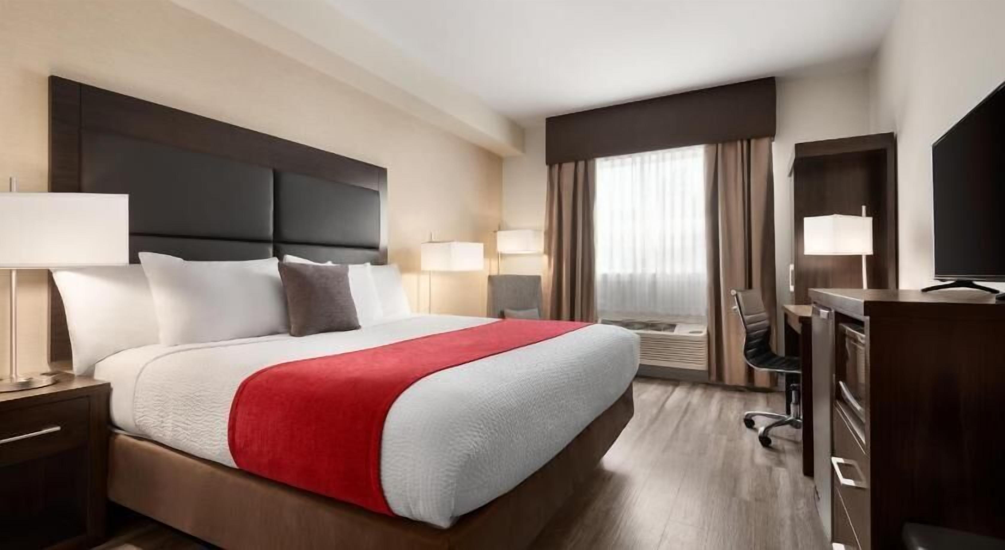 Desk, blackout drapes, iron/ironing board, free WiFi