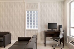 Business centre - Days Inn by Wyndham 100 Mile House (100 Mile House)